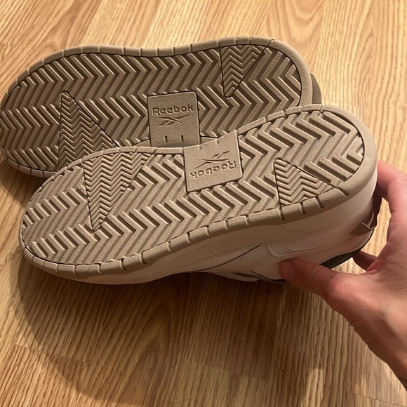 Reebok Hightops New with tag size 9 - Picture 5 of 10